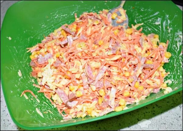 салат кукуруза колбаса морковка по корейски сухарики. салат с морковкой и кукурузой. салат кукуруза колбаса морковка по корейски сухарики. салат из копчёной курицы с корейской морковкой. салат с корейской морковкой и колбасой.