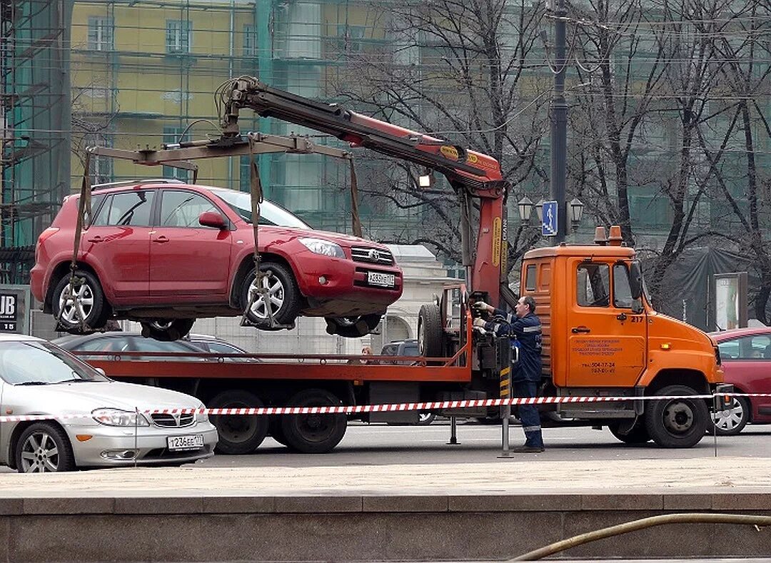 Автомобиль эвакуация автодруг. Хундай 3957g1 эвакуатор. Эвакуация автомобиля. Машина на эвакуаторе. Эвакуируют машину.