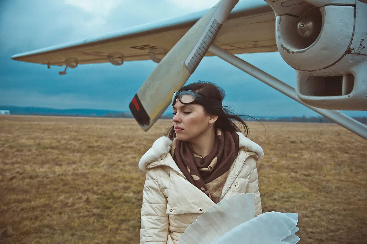 Лидия литвяк летчик-истребитель. Девушка на фоне самолета. Чемодан самолет. Кейт бланшетт авиатор. Фотосессия возле самолета.