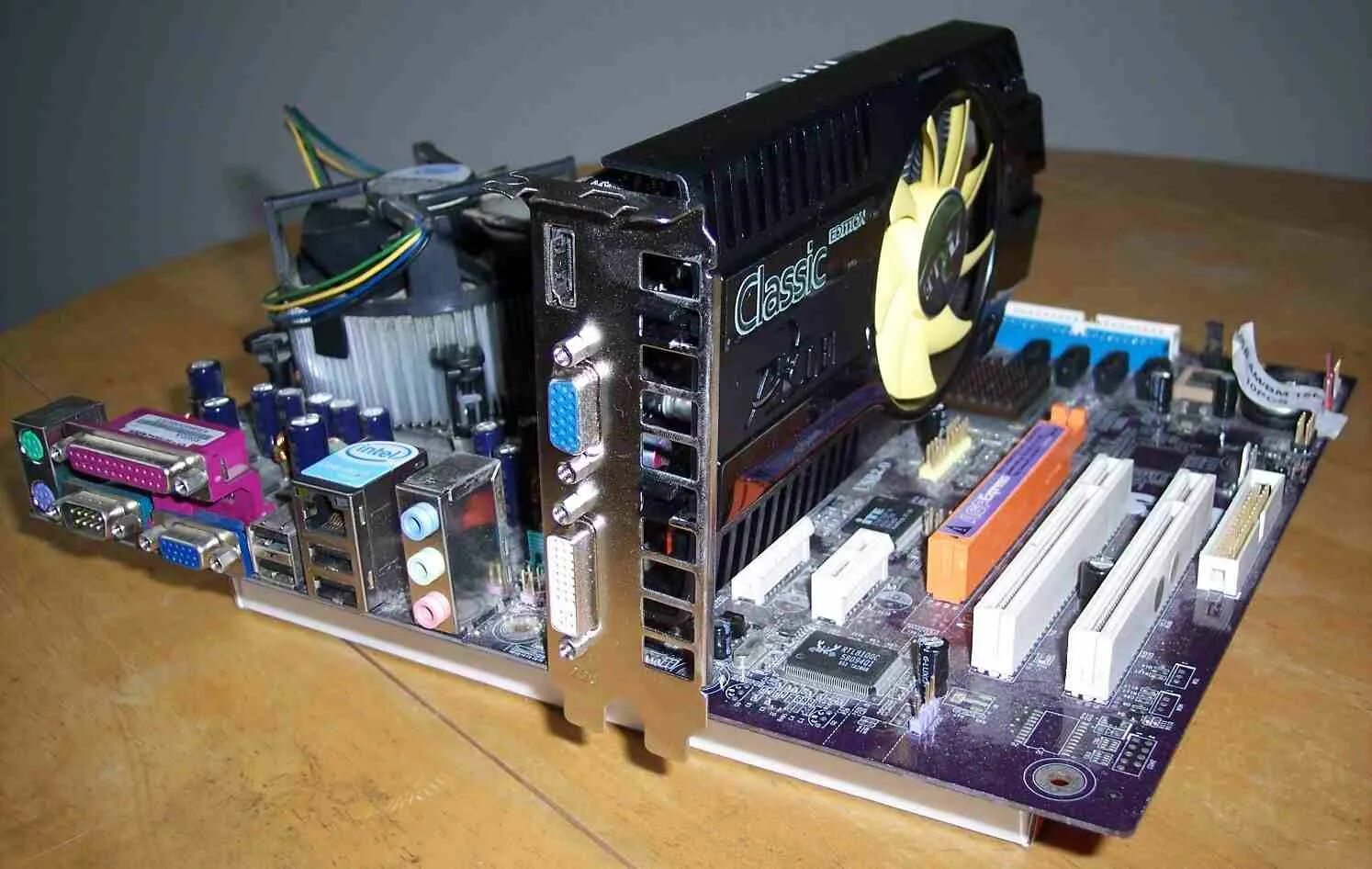 Видеокарта psi. PCI-E x16 видеокарты. PCI Express x16 видеокарта. Разъем видеокарты PCI-E x16. PCI x1 в PCI x16.