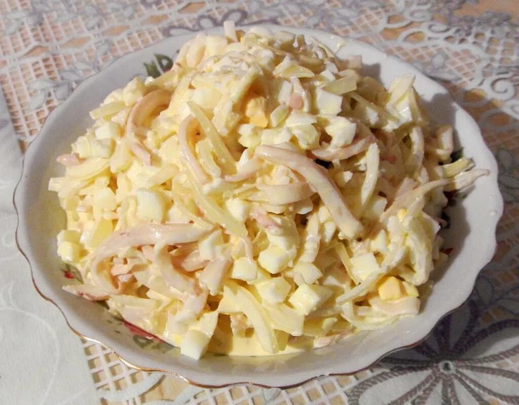 Рецепт кальмары с сыром. Салат с кальмарами и сыром. Салат с кальмарами и яйцом. Салат из кальмаров с плавленым сыром. Салат из кальмара и сыра.