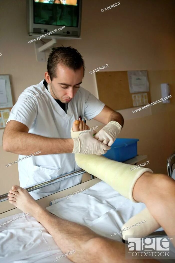 можно ли снимать гипс на ночь. можно ли снимать гипс на ночь. можно ли снимать гипс на ночь. гипсовая лангета на коленный сустав. полимерный гипс рентген.