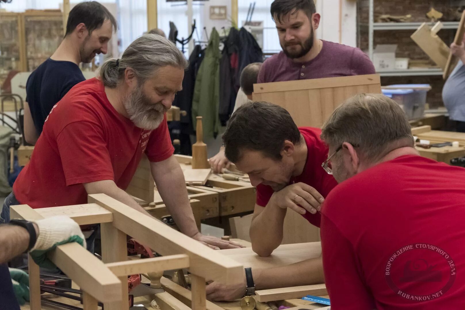 Берет столяра. Работа столяром в москве от прямых. Работа столяром в москве от прямых. Столярная мастерская сергея лакутина. Столяр.