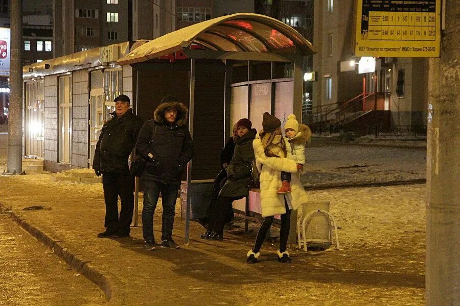 Люди на остановке. Люди на остановке зима. Автобусная остановка с людьми. Человек на остановке вечером.