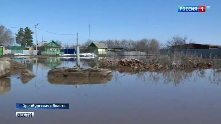 Паводок в акбулаке оренбургской области. Паводок в Краснохолме Оренбургской области. Половодье в Оренбургской области. Паводок в Оренбуржье. Наводнение в Оренбурге.