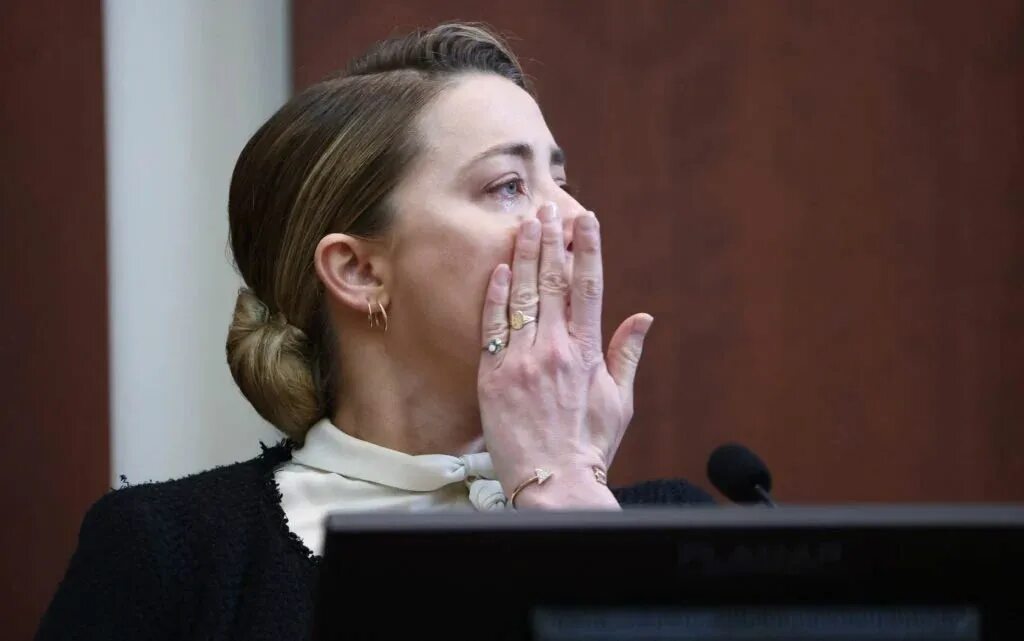 Эмбер херд отрезала палец. She was heard cry. Эмбер херд. Amber heard cry. She was heard cry.