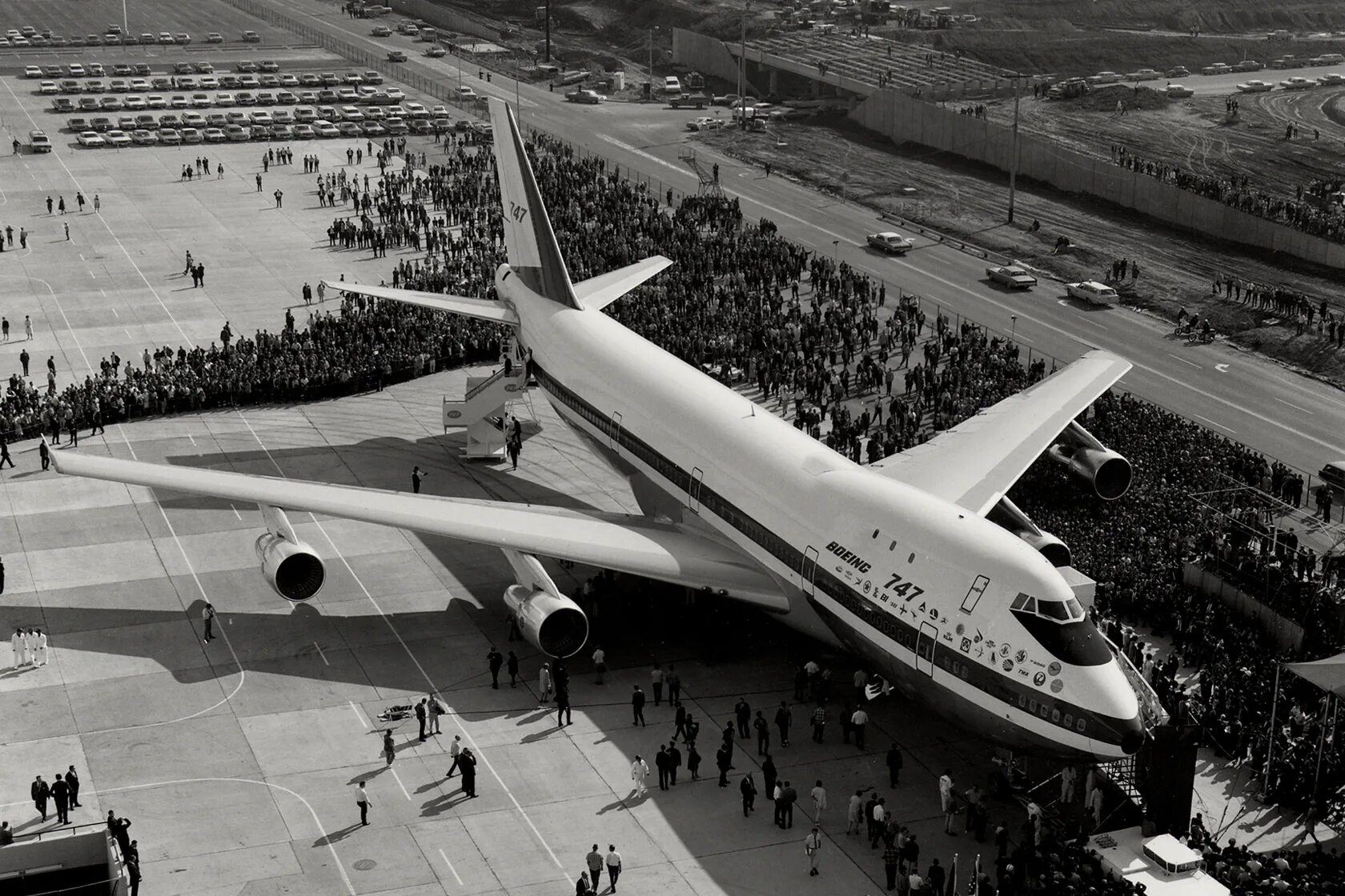 Первый полет пассажирского самолета. Boeing 747 1969. Первый Боинг 747. Самый первый Боинг 747. Пассажирский самолет Боинг 747.
