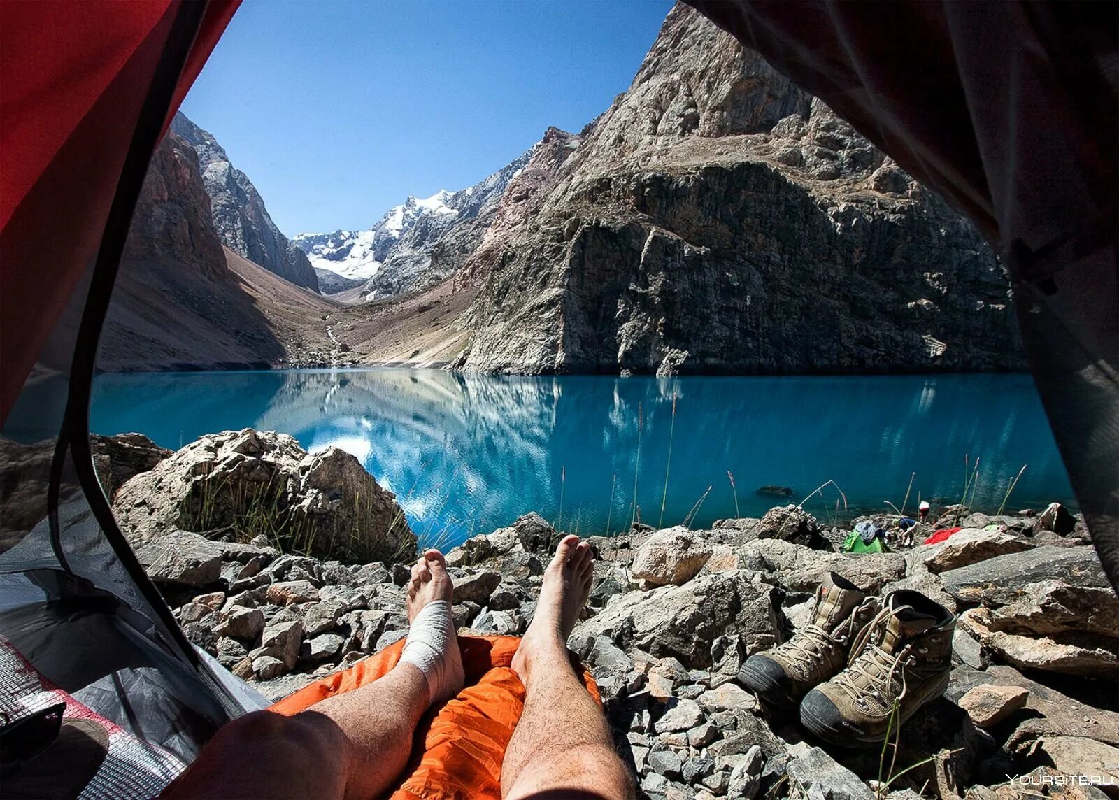 Можно в полной мере. Озеро Алло в Таджикистане. Фанские горы большое Алло. Фанские горы поход. Вид из палатки.