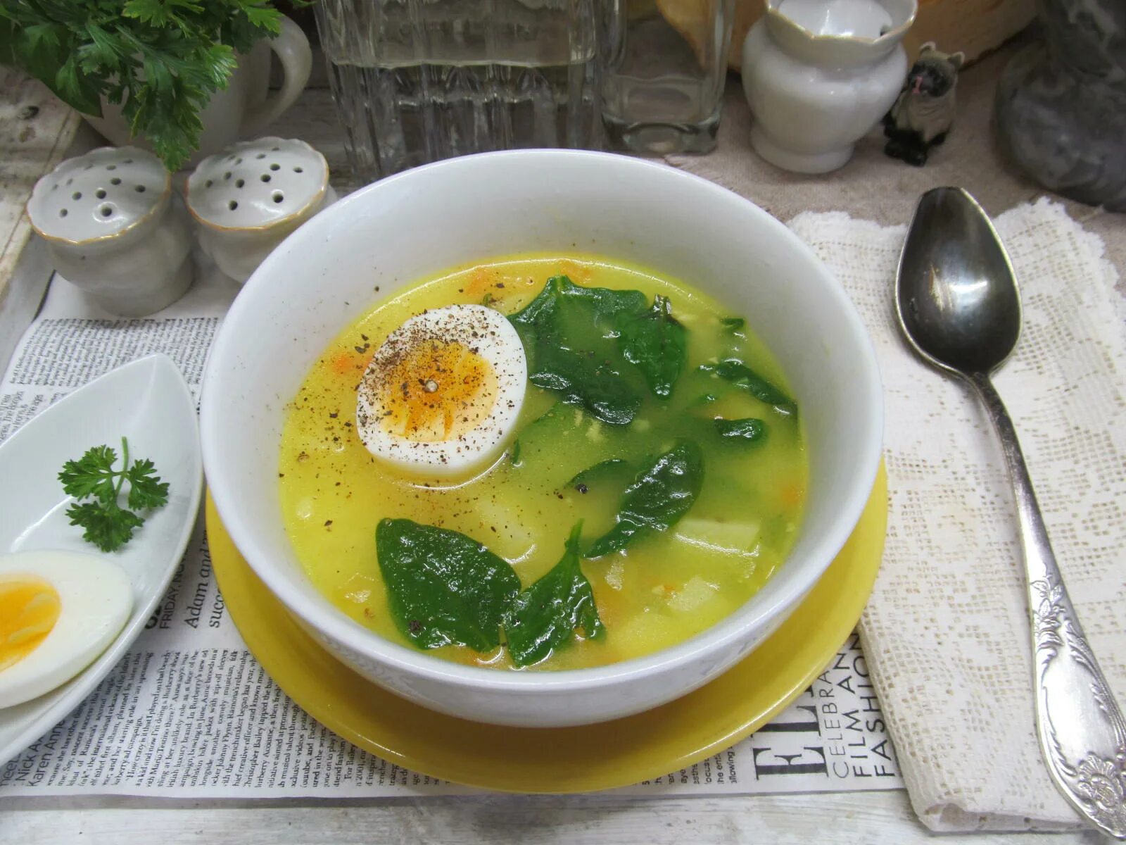 Суп со шпинатом. Суп со шпинатом и яйцом. Суп с шпинатом и сыром. Суп с макаронами и яичком. Куриный суп со шпинатом и яйцом.