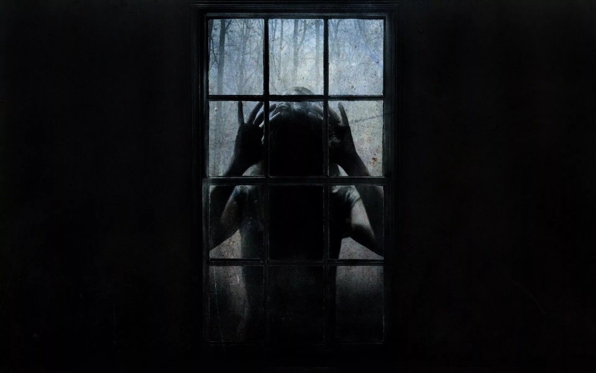 Страшный силуэт в темноте. Человек за окном.