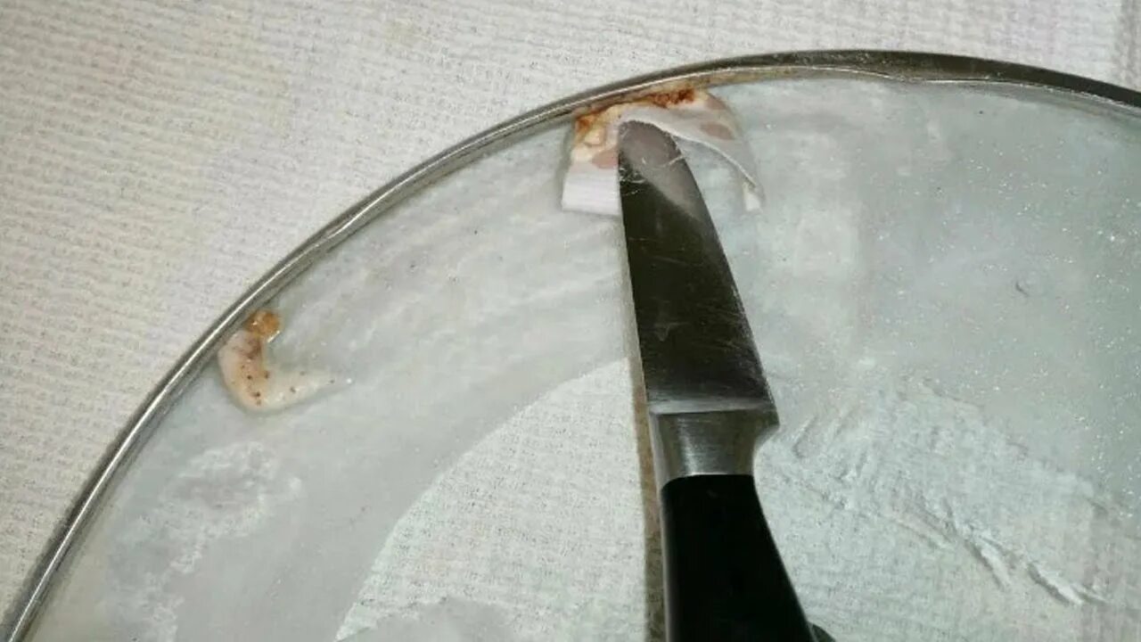 Отмываем крышку от сковороды. Грязная крышка сковородки. Вычистить из ободка на стеклянной крышке кастрюли. Очистить ободок крышки от сковороды.