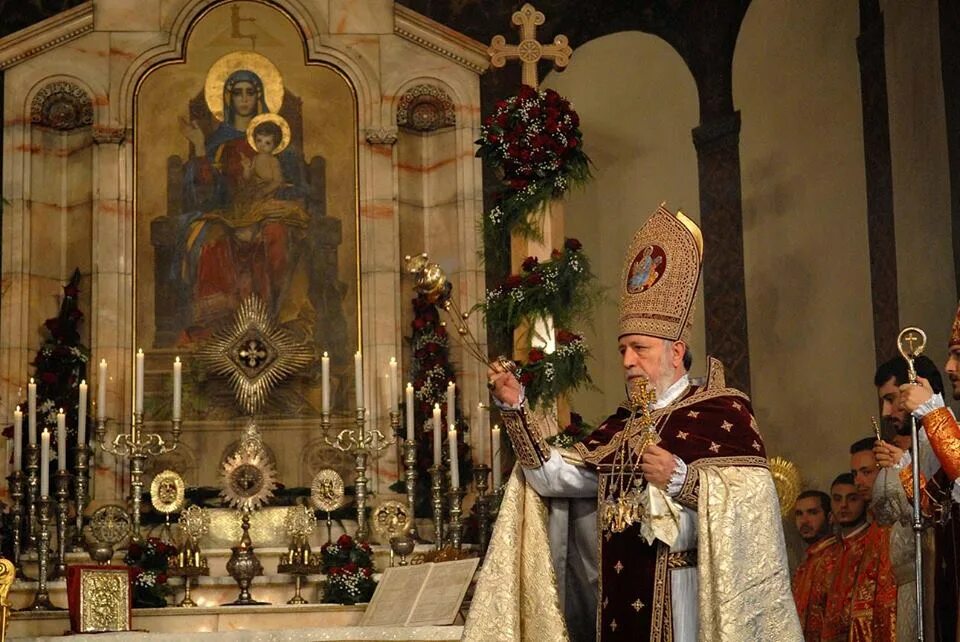 Пасха в армянской церкви. Армянская Церковь празднует Пасху. Пасха в Армении традиции. Армянский стол на Пасху.