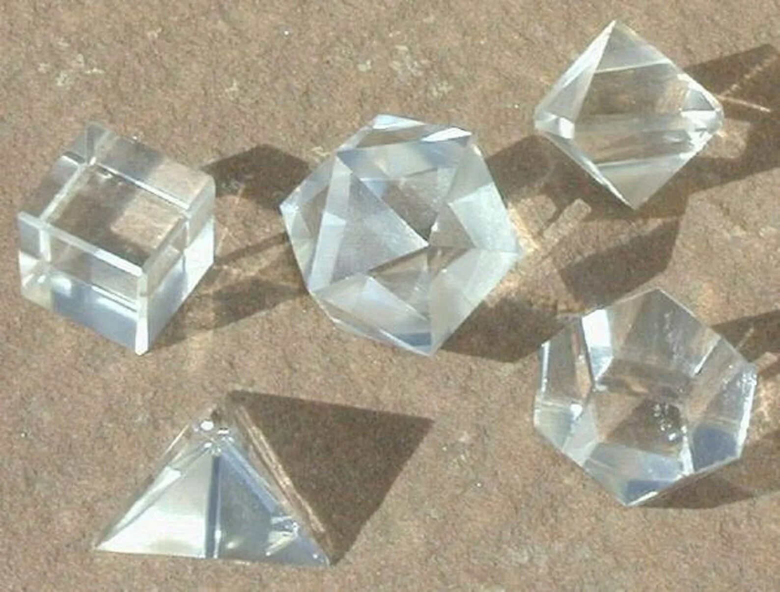 Где нашли монокристалл кварца. Кристаллы алмаза в форме октаэдра. Флюорит октаэдр. Монокристаллы Алмаз и кварц. Монокристалл кварца.