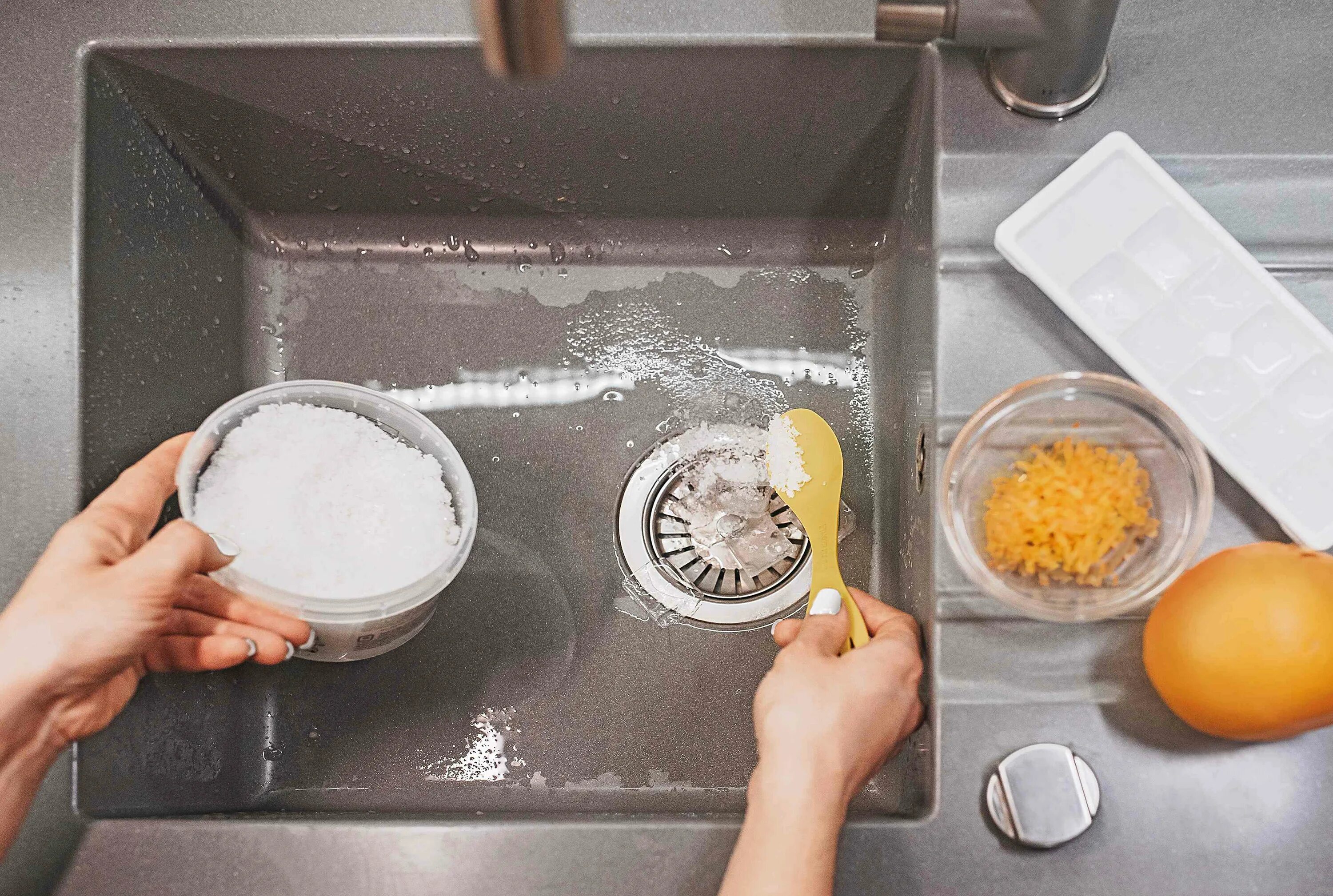 Запах в кухне из раковины домашних. Кухонный запах. Drain Kitchen. Запах на кухне. Неприятный запах на кухне.