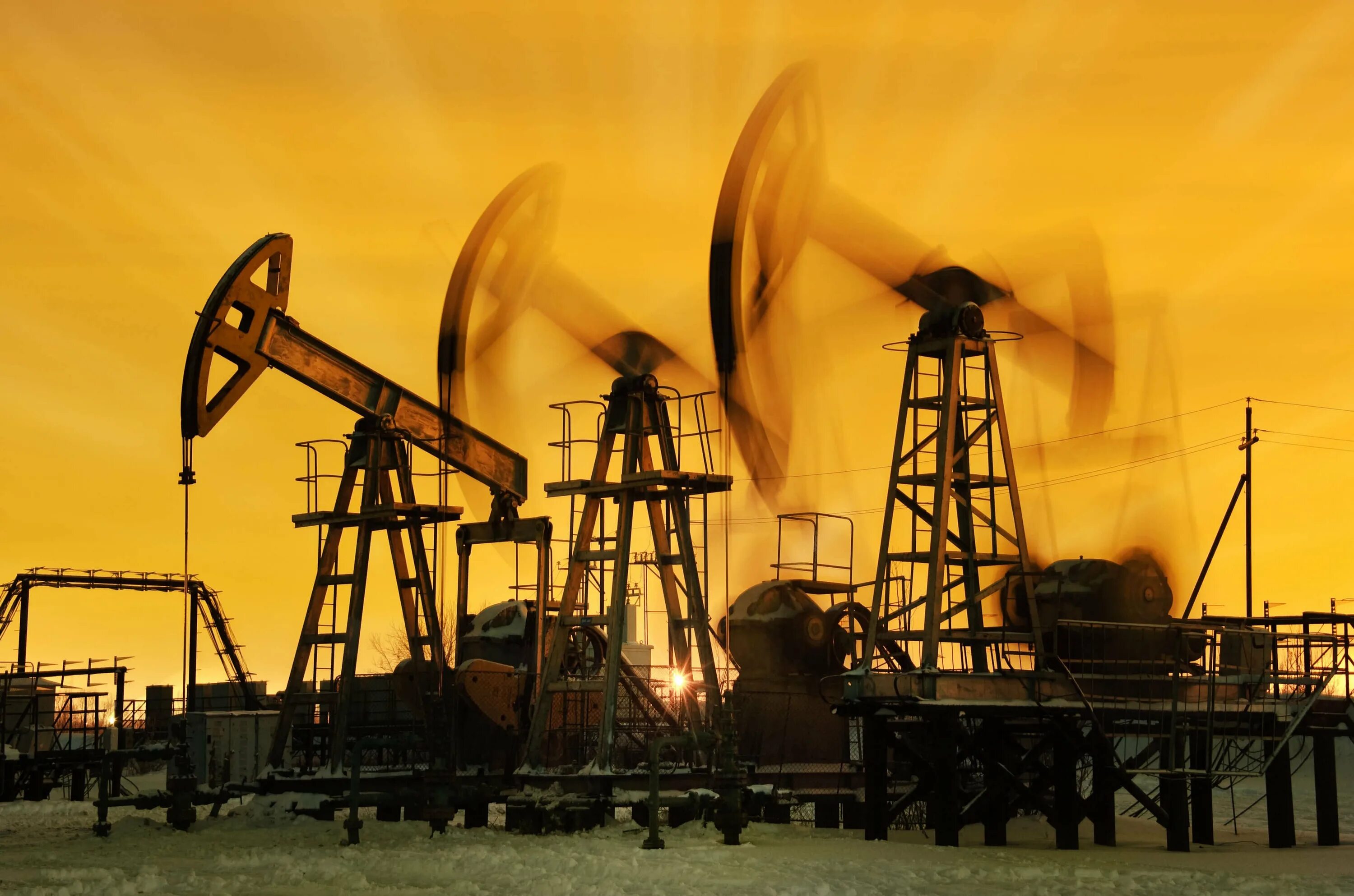 Рабочий нефть газ. Нефтяная промышленность. Нефтегазовая отрасль. Нефтепромысел и промышленность. Нефтедобывающая промышленность.
