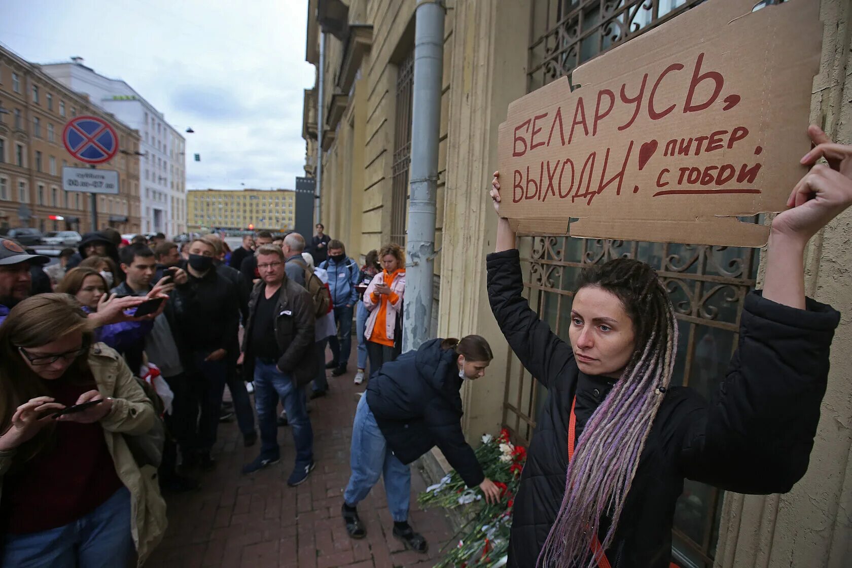 Новости. Девушки протестуют у российского посольства. Долой диктатуру. Организовать протест