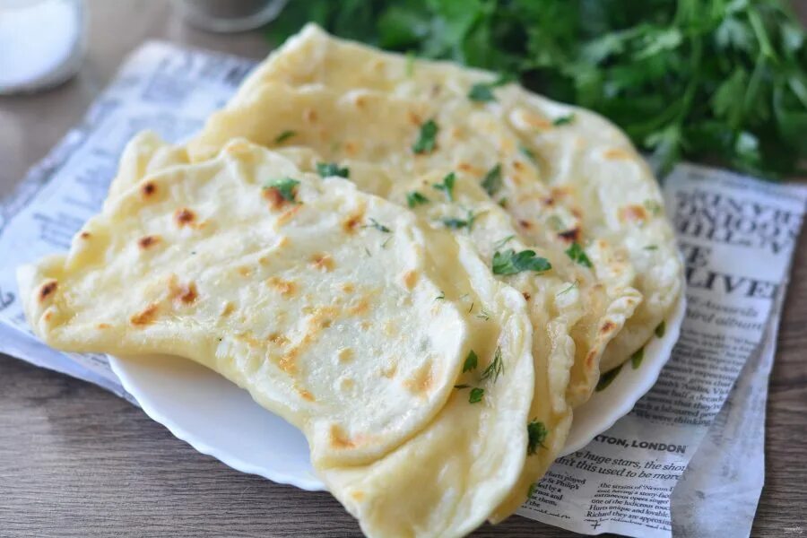 Хачапури из лаваша с сыром на сковороде. Конвертики из лаваша с творогом и сыром. Хачапури из лаваша с сыром. Лаваш с творогом и зеленью. Творог в лаваше на сковороде с зеленью.