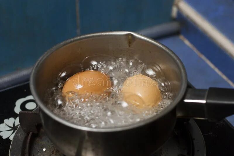 Как кипят яйца. Яйца кипят. Яйца в кипящей воде. Яйца в кастрюле. Яйца кипят в кастрюле.