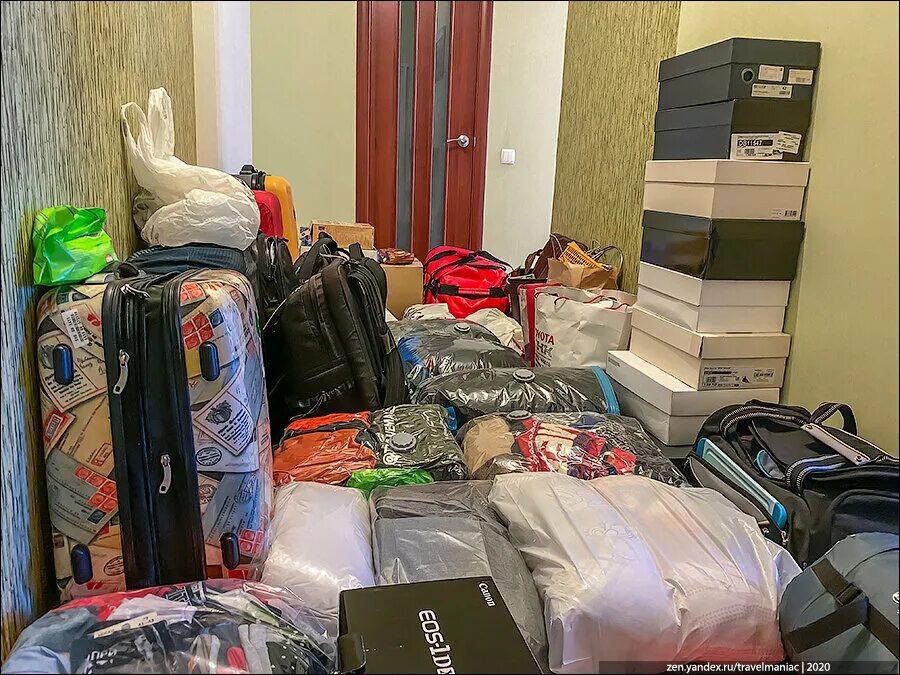 Семья переехала из москвы. Много вещей в квартире. Переезд вещи. Собираем вещи для переезда. Комната много вещей.