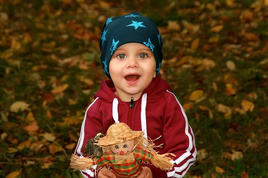 Алфавит для детей. Ребенок дитя 5 букв. Малыш на природе. Подготовка к школе в детском саду. Ребенок говорит.