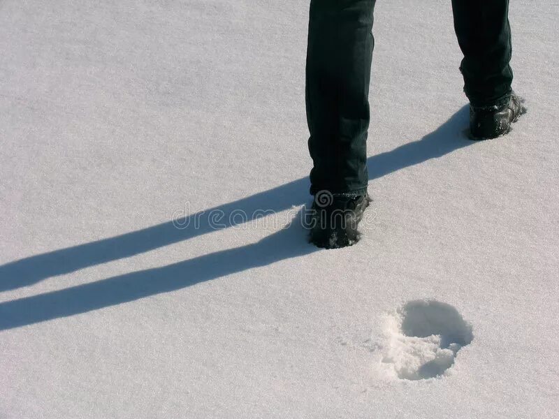 Следы уходящих людей. Следы человека на снегу. След ноги человека на снегу. Следы на снегу человек ушел. Ноги фотографа на снегу.