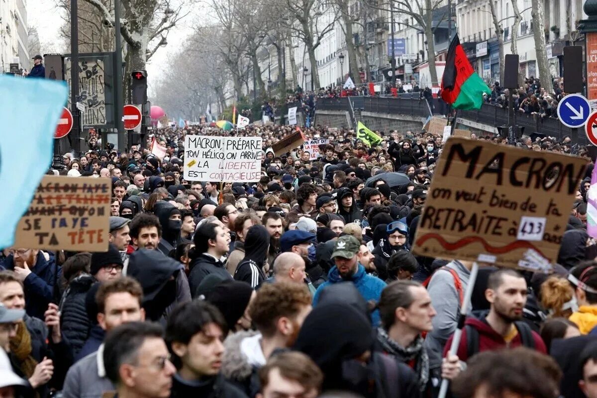 Митинги в париже. Протесты во Франции 2023. Забастовки в Париже. Протесты во Франции. Митингующие во Франции.