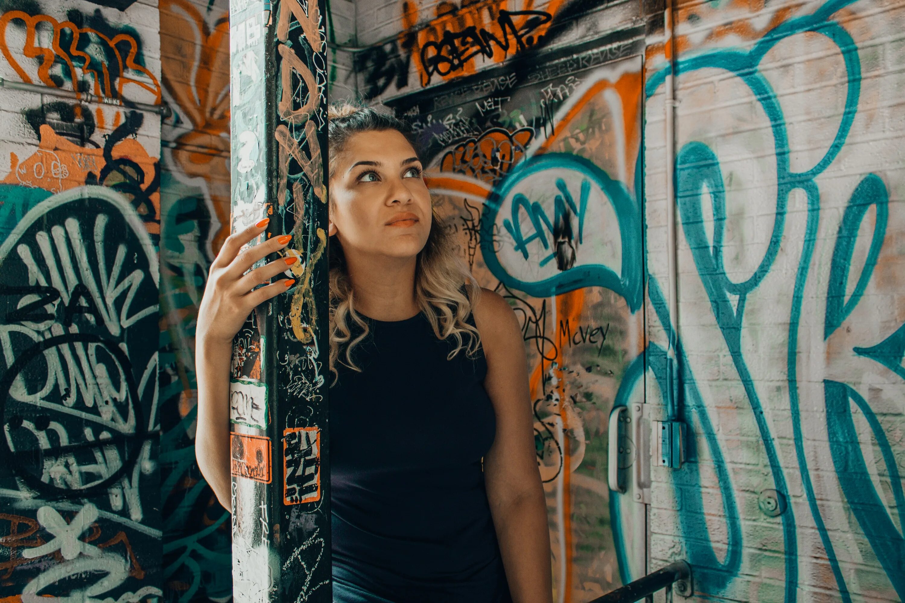 Лица на стенах и полу. Граффити девушка. Девушка на фоне граффити. Фотосессия у стены с граффити. Фотосъемка в стиле стрит арт.