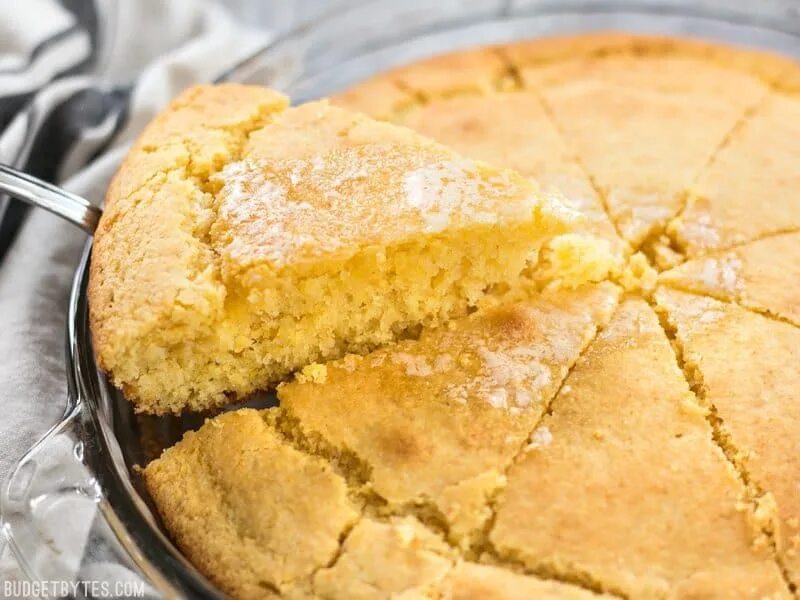 Кукурузный пирог на кефире. Кукурузный хлеб мучари. мучари из кукурузной муки. мучари из кукурузной муки на кефире. кукурузный хлеб на кефире.