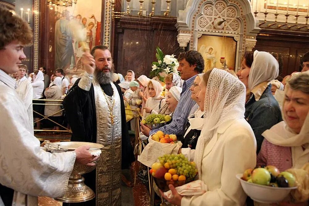 Свадьба перед пасхой можно. Преображение Господне освящение плодов. Преображение Господне освящение яблок. Яблочный спас храм. Яблочный спас в церкви.