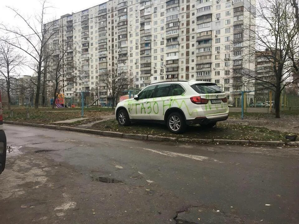 Парковка на тротуаре во дворе жилого дома. Машина на тротуаре. Неправильная парковка на тротуаре. Автомобили припаркованные на тротуарах. Парковка на газоне.