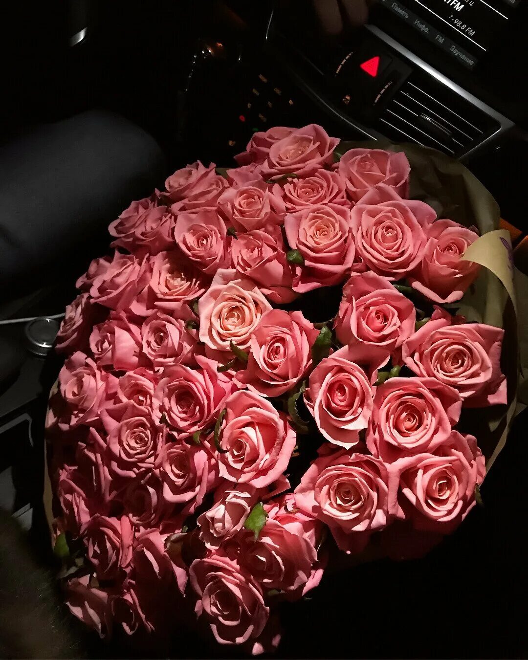 Букет роз ночью. Букет цветов в машине. Шикарный букет цветов в машине. Букет роз в машине. Красивый букет дома.