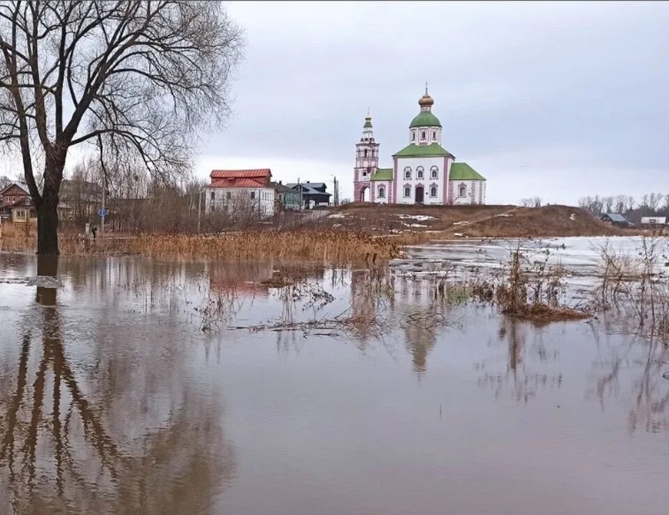 Паводок во владимирской области. Суздаль река Каменка Владимирской области. Река Каменка Суздаль. Половодье во Владимирской области. Половодье Суздаль.