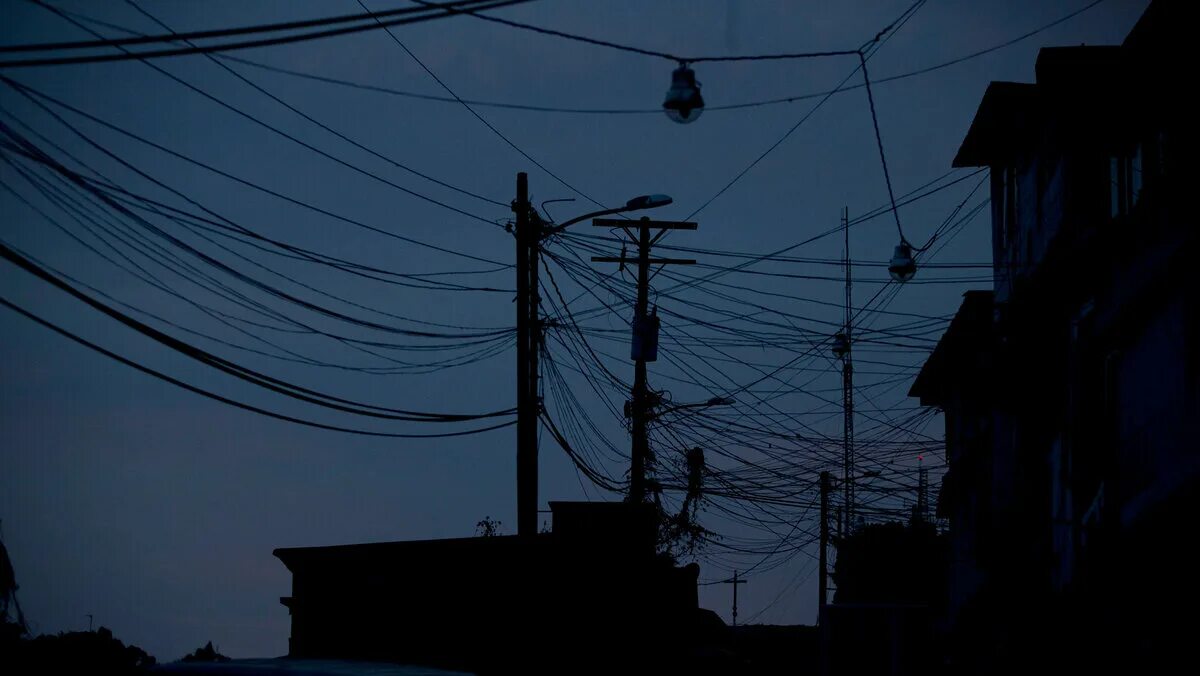 Отключение света на улице. Откшлючили светв городе. Мир без электричества. Город без электричества. Люди без света.