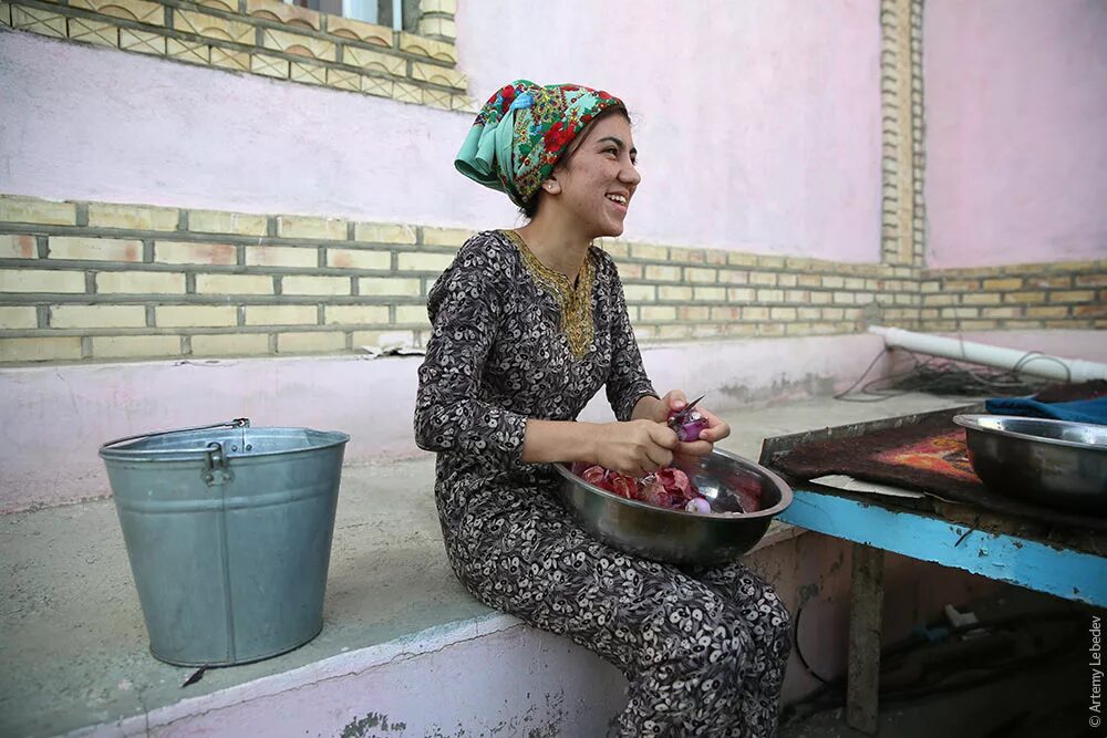 Майя Ачилова Туркменабат. Туркменские девушки. Туркменская женщина деревенская. Кишлак в Туркмении.