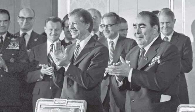 1972 год договор между ссср и сша. Осв-1 Брежнев Никсон 1972. Подписание осв 1 Брежнев и Никсон. Брежнев и Картер подписание осв 2. Осв-2 Брежнев 1979.