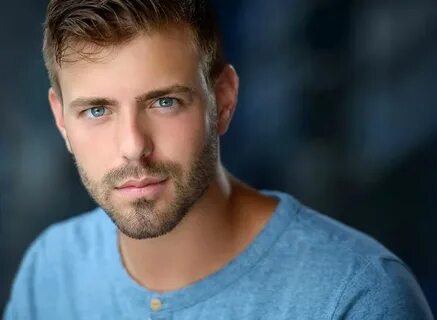 Onamning iflos mushukini yaladi