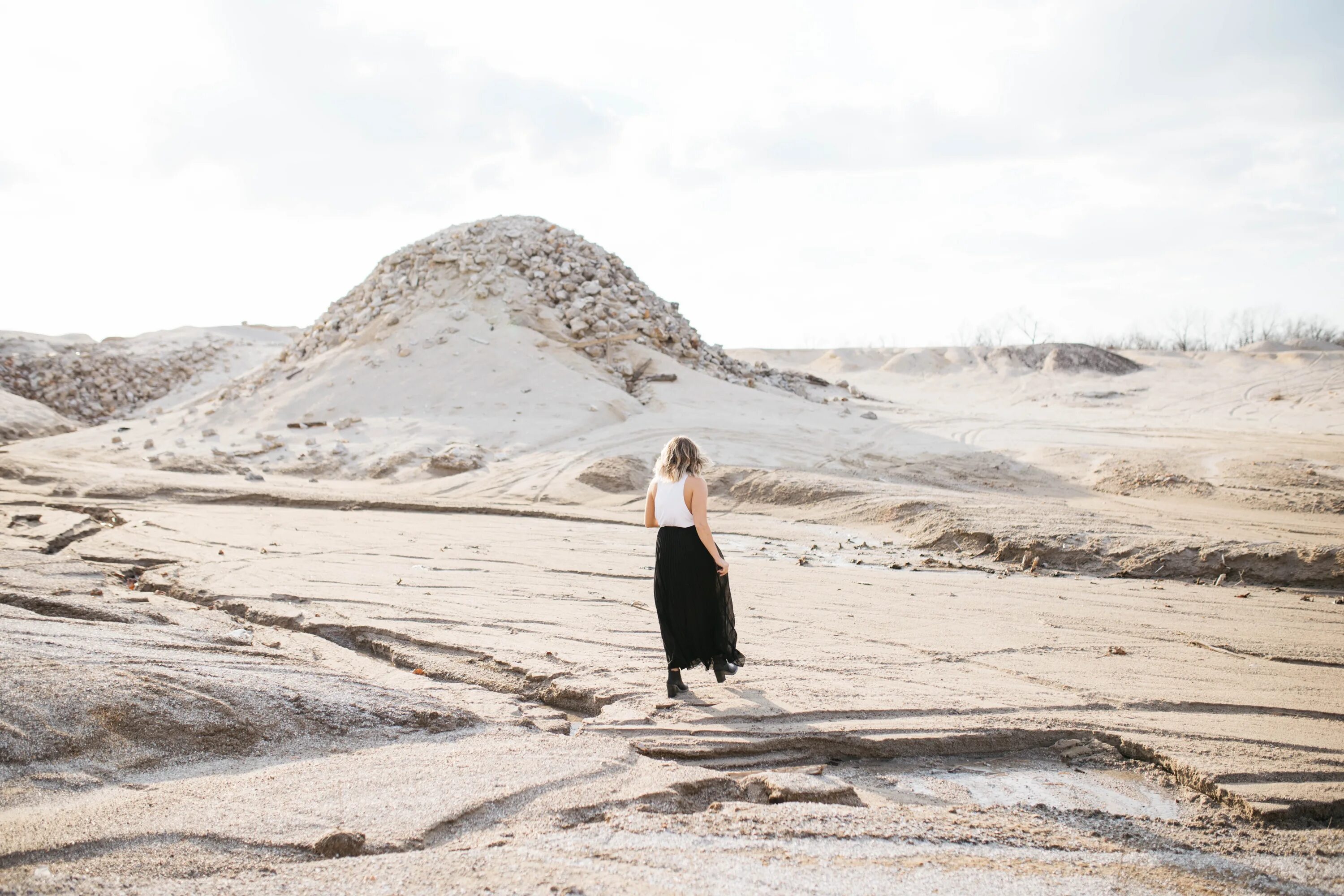 Stone woman. Одиночество в пустыне. Женщина в пустыне. Бесплодная пустыня. Одинокий в пустыне.