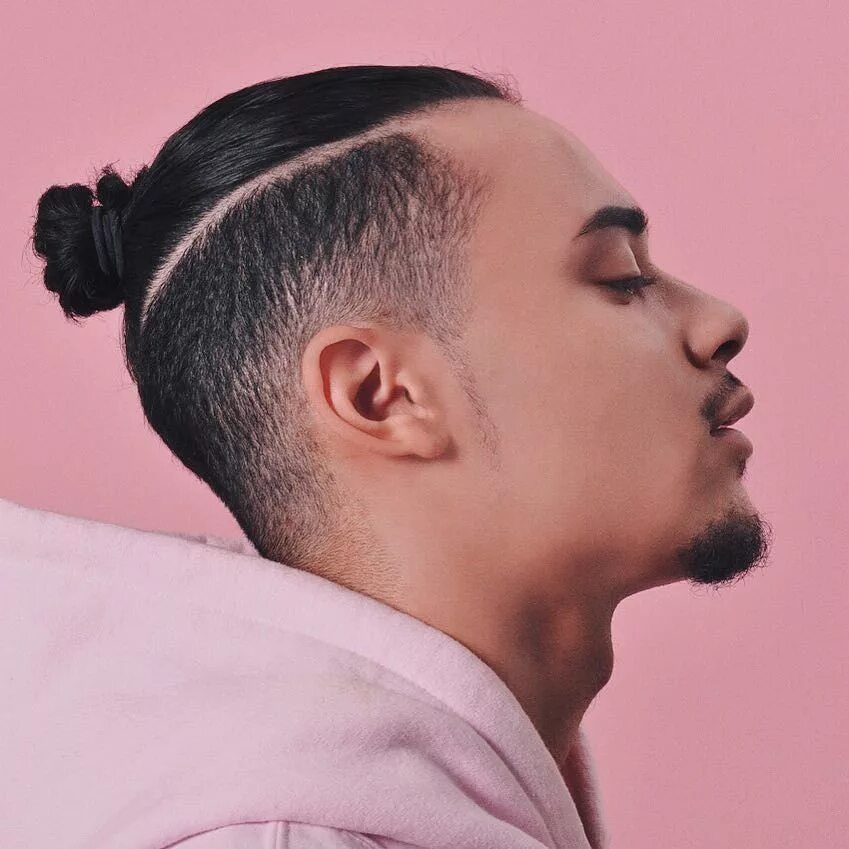 Топкнот андеркат. Top knot самурай. Прическа man bun top knot. Фейд андеркат топкнот. Стрижка top knot мужская.