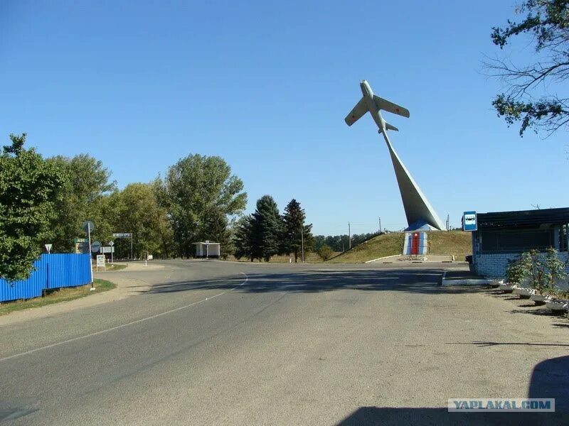 Памятник самолет станица Ленинградская. Самолет памятник в ст. Ленинградской Краснодарского края. Краснодарский край Ленинградский район станица Ленинградская. Памятники станицы Ленинградской Краснодарского края. Сайт ст ленинградской