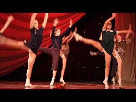 Под юбками танцующих девушек