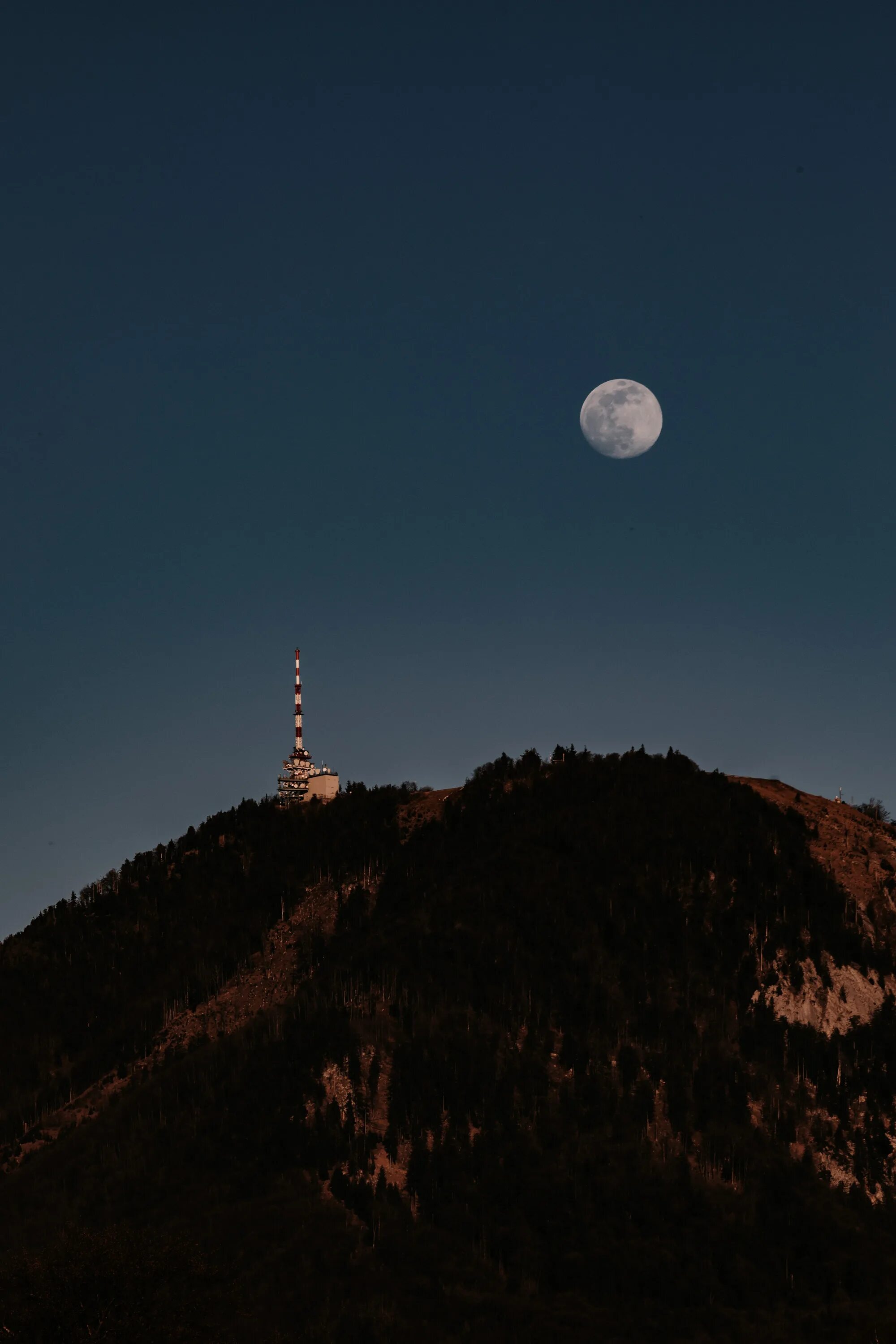 Башня на холме. Башня полнолуние. Башня на Луне. Холм Луны.