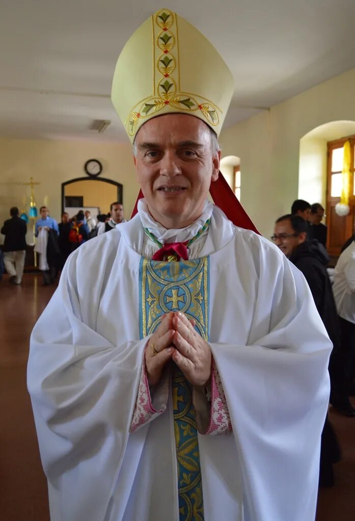 Французский священник. Французский священник. Французское. Георг генсвайн. Католики во франции.