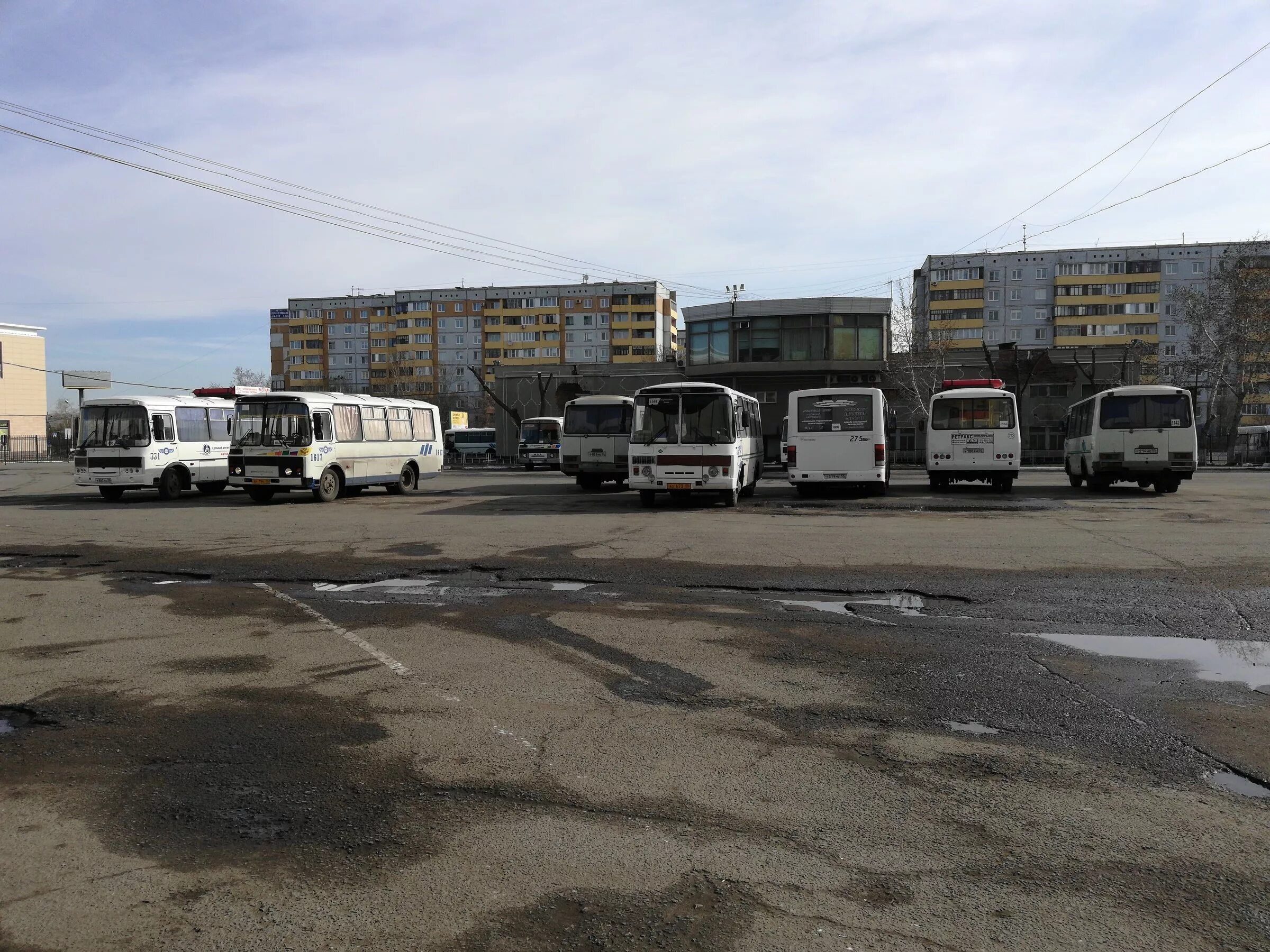 Автовокзал Омск. Автовокзал Омск автобусы. ПАЗ Омский автовокзал. Автобусная парковка.