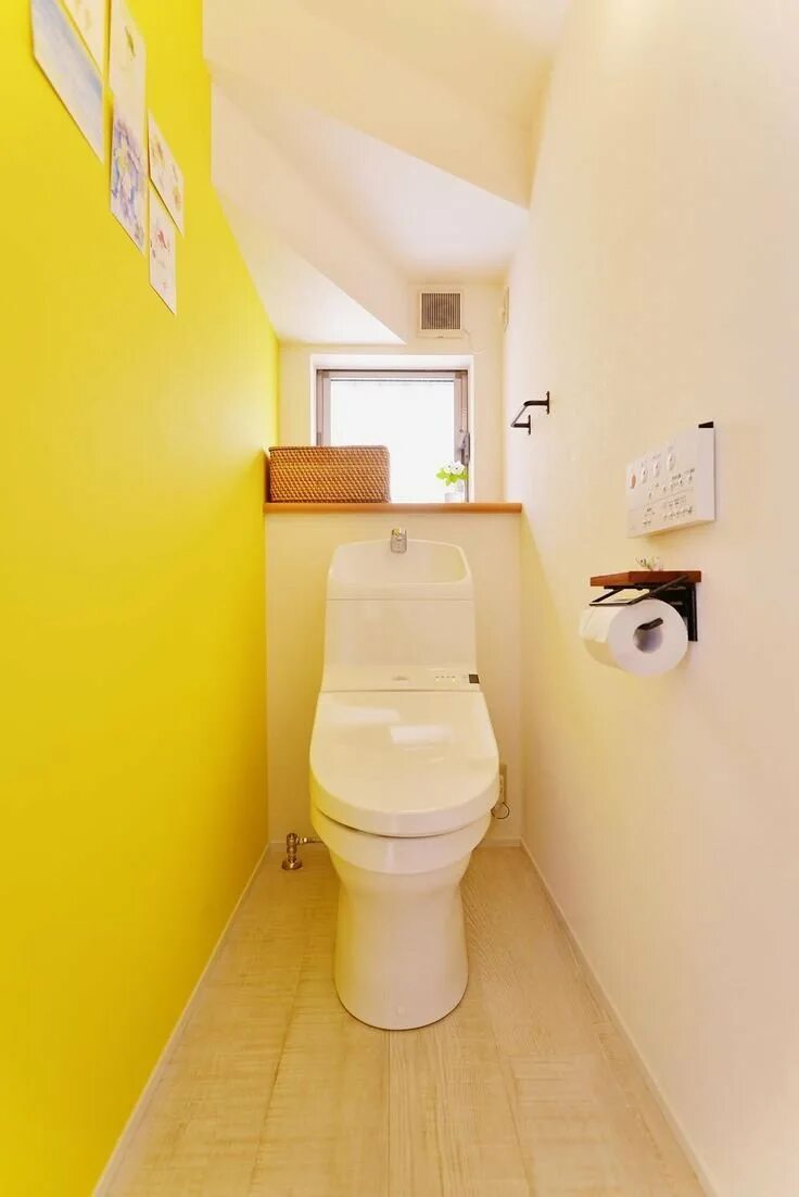 Какой под в туалете. Интерьер туалетной комнаты. Крашеные стены в туалете. Туалет в квартире. Желтый в интерьере туалета.