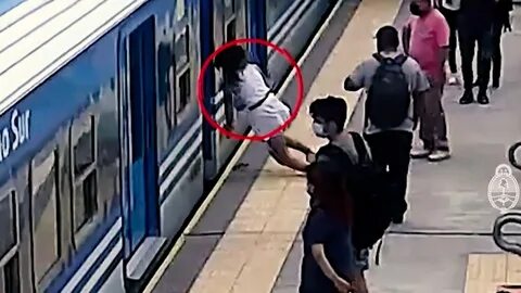 En video: Cámara capta la dramática caída de una mujer a los rieles con un tren...