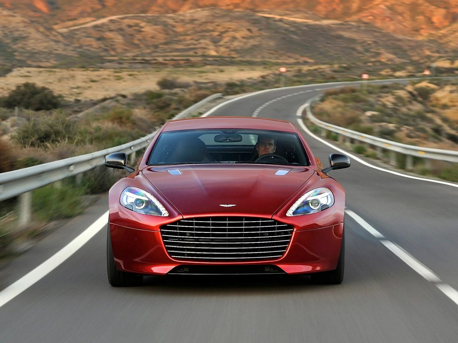 Aston Martin rapide. Машина красиво едет