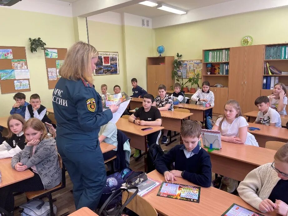 Занятия в школах спб. Урок безопасности в школе. Урок безопасности Просвещение. Урок безопасности для студентов. Школа 101 Санкт-Петербург.