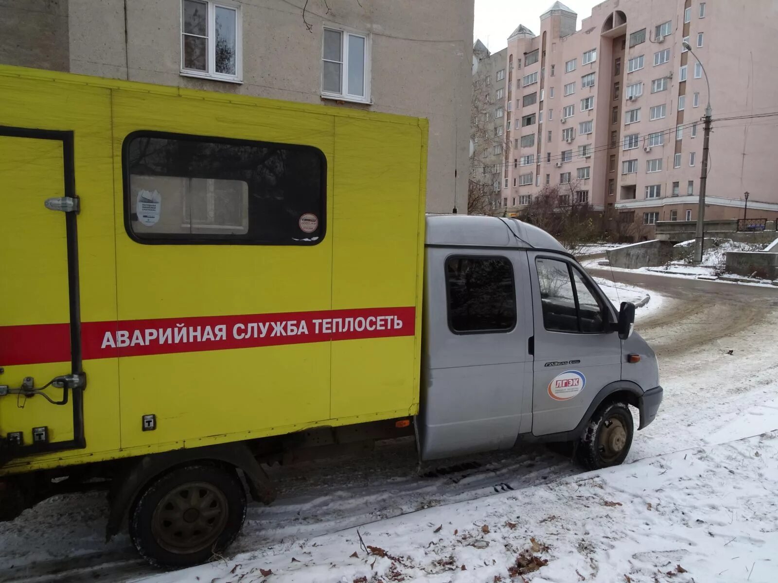 Аварийная служба горячая вода. Аварийная машина. Машина аварийной службы теплосети. Газель аварийная служба. Аварийная служба теплосети.