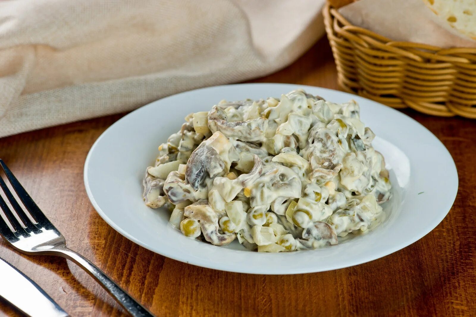 Желудки с маринованным луком салат. Салат с куриными желудками. салат с желудками и грибами. салат из куриных желудков. салат из куриных желудков с грибами.