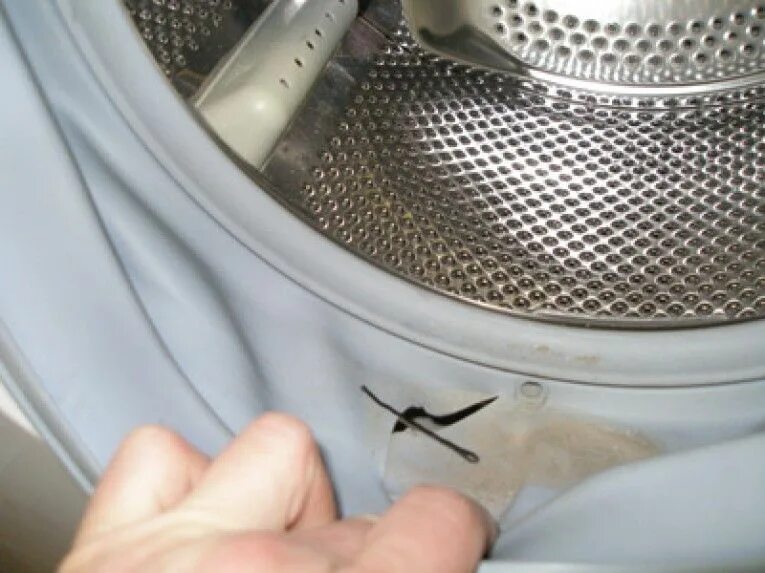 Из под стиральной машинки течет вода. Манжета барабана стиральной машины LG. Порванная манжета стиральной машины. Барабан стиральной машинки самсунг. Стиральная машина LG потекла вода снизу.
